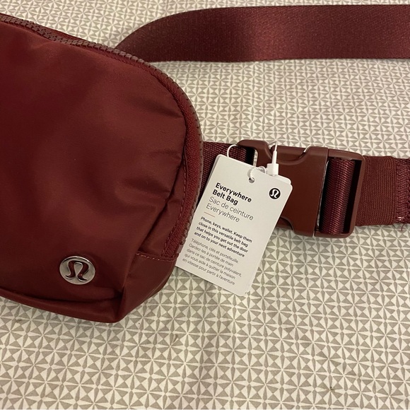 Rare Color> Lululemon Everywhere Belt Bag Dark Red [New] - Picture 8 of 9